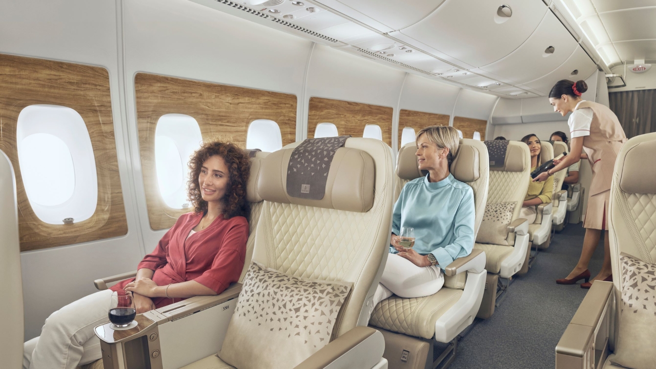 Recaro cuts weight from CL3810 seat, reveals new IFE integrations -Runway  Girl
